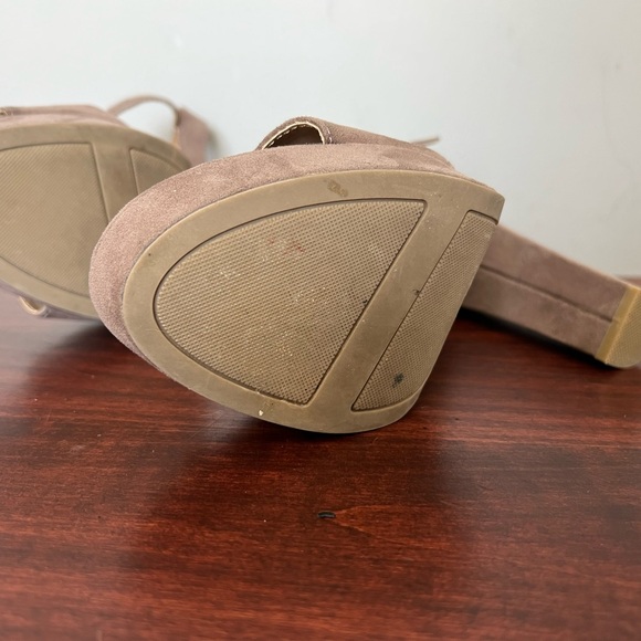 “Suede” Lauren Conrad strappy heel size 9
Mushroom in color. Not worn- tried on. - Picture 4 of 5